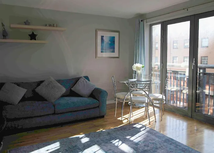 Bright Contemporary Merchant City Flat In Central Location